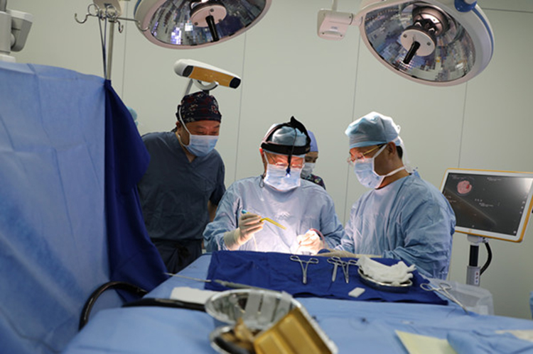 周良輔院士主刀華山西院第一台手術.jpg